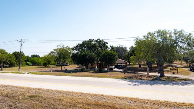 1431 S SH-123, Karnes City, TX 78118