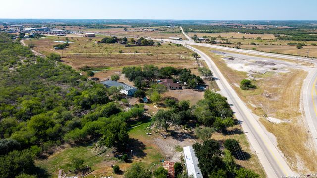 1431 S SH-123, Karnes City, TX 78118