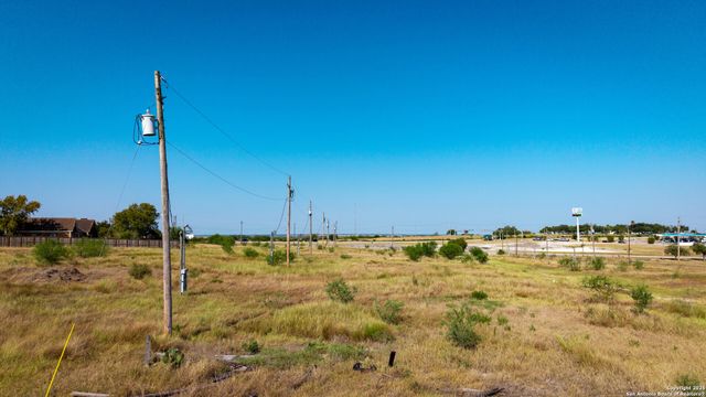 1431 S SH-123, Karnes City, TX 78118