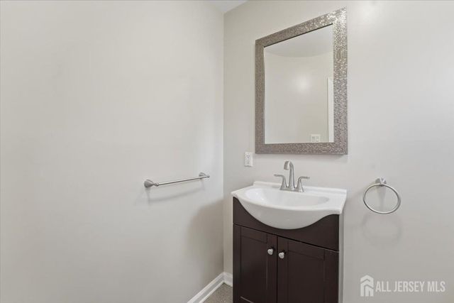 6 King Arthurs Court, Edison, NJ 08820