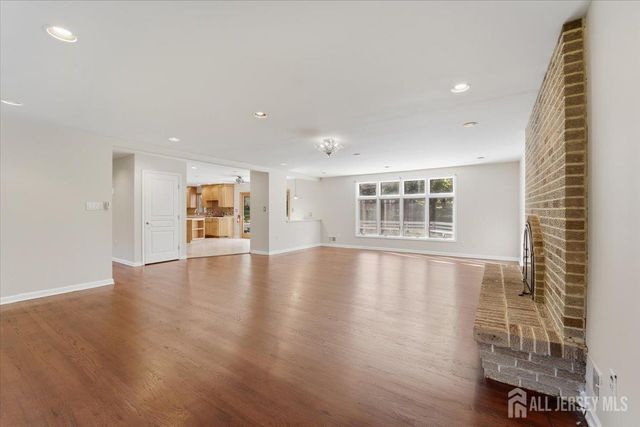6 King Arthurs Court, Edison, NJ 08820