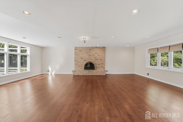 6 King Arthurs Court, Edison, NJ 08820