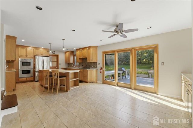 6 King Arthurs Court, Edison, NJ 08820