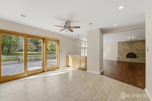 6 King Arthurs Court, Edison, NJ 08820