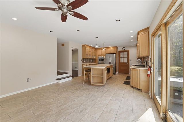 6 King Arthurs Court, Edison, NJ 08820