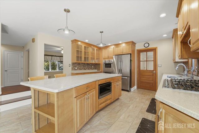 6 King Arthurs Court, Edison, NJ 08820