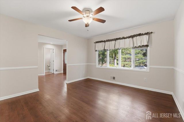 6 King Arthurs Court, Edison, NJ 08820
