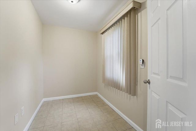 6 King Arthurs Court, Edison, NJ 08820