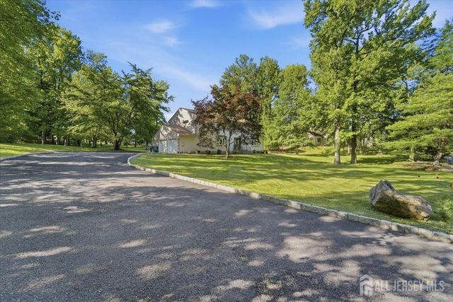 6 King Arthurs Court, Edison, NJ 08820