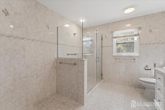 6 King Arthurs Court, Edison, NJ 08820
