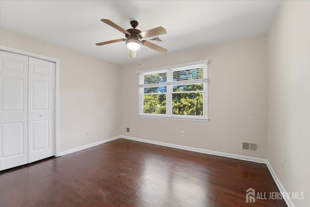6 King Arthurs Court, Edison, NJ 08820