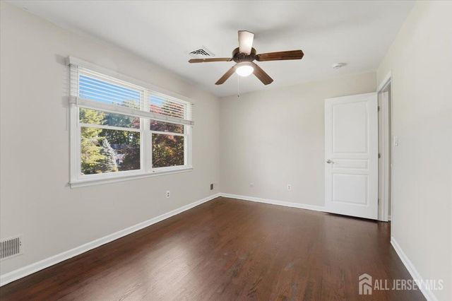 6 King Arthurs Court, Edison, NJ 08820