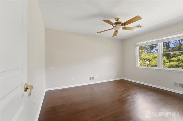 6 King Arthurs Court, Edison, NJ 08820