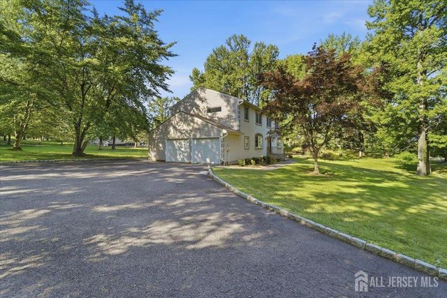 6 King Arthurs Court, Edison, NJ 08820
