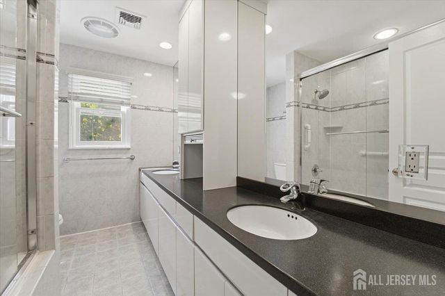 6 King Arthurs Court, Edison, NJ 08820