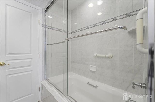 6 King Arthurs Court, Edison, NJ 08820