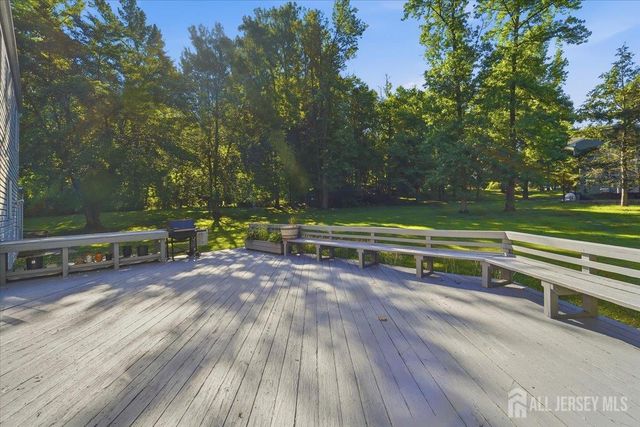 6 King Arthurs Court, Edison, NJ 08820