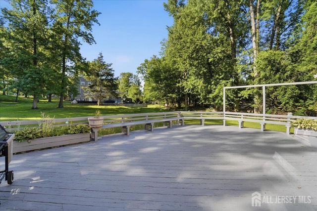 6 King Arthurs Court, Edison, NJ 08820