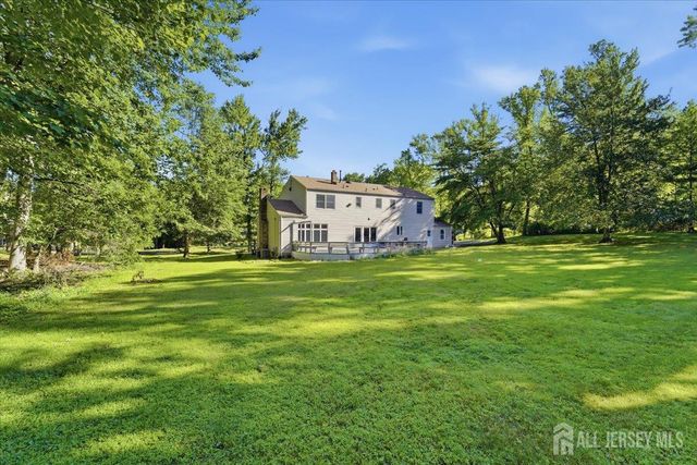 6 King Arthurs Court, Edison, NJ 08820