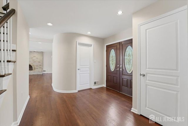 6 King Arthurs Court, Edison, NJ 08820