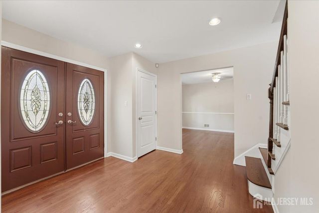 6 King Arthurs Court, Edison, NJ 08820