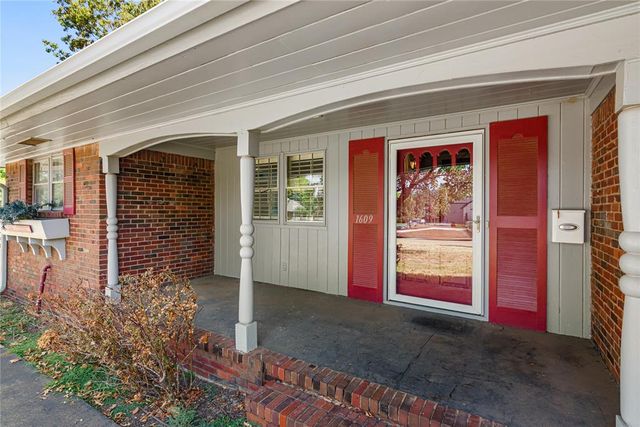 1609 Glenbrook Terrace, Nichols Hills, OK 73116