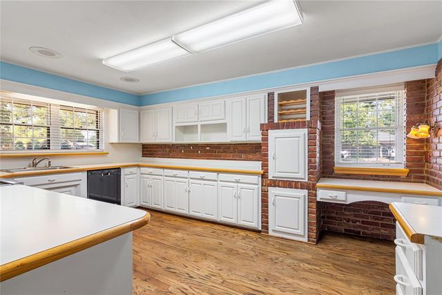 1609 Glenbrook Terrace, Nichols Hills, OK 73116