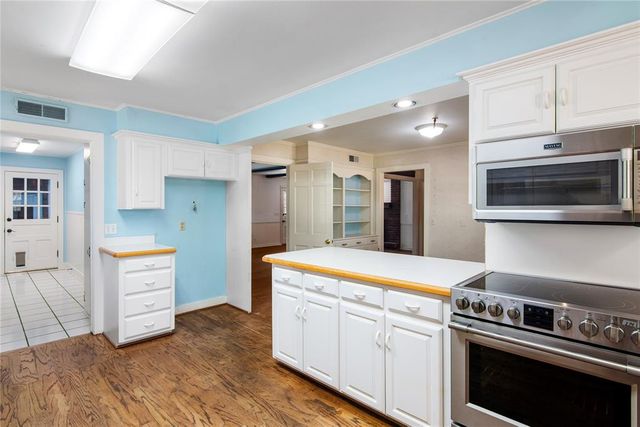 1609 Glenbrook Terrace, Nichols Hills, OK 73116