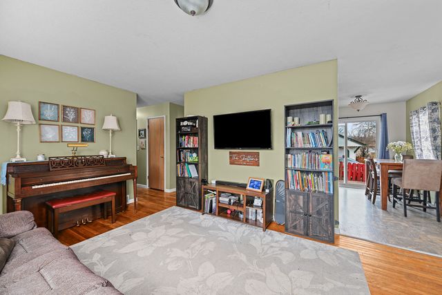 2347 Hawthorne Court, Bettendorf, IA 52722