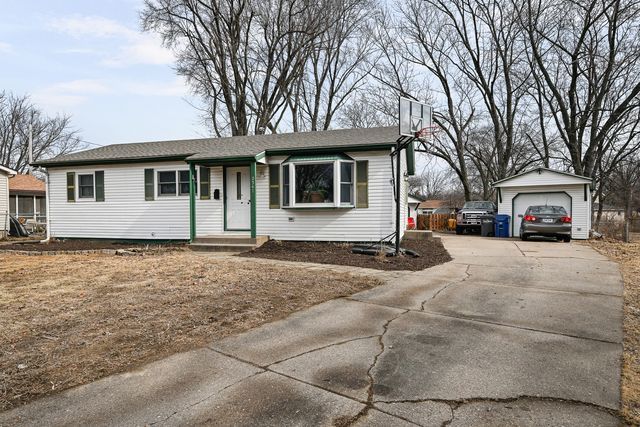 2347 Hawthorne Court, Bettendorf, IA 52722