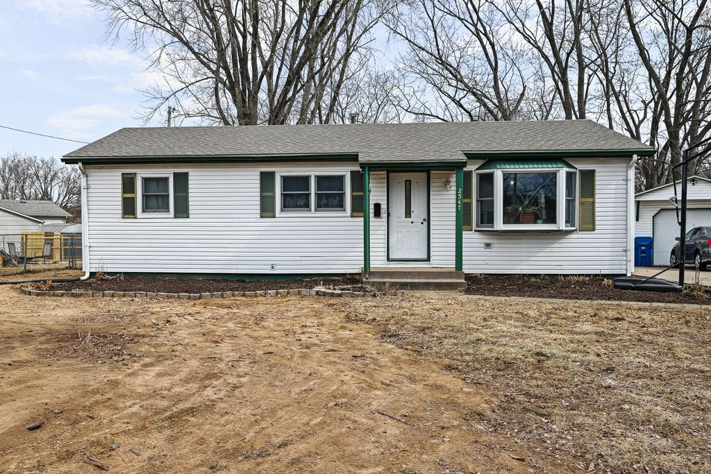 2347 Hawthorne Court, Bettendorf, IA 52722