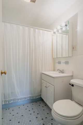 32 Whites Ave D13A, Watertown, MA 02472