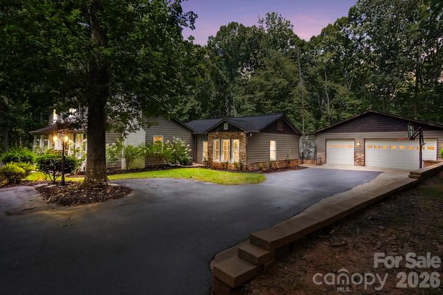 432 Raintree Drive, Matthews, NC 28104