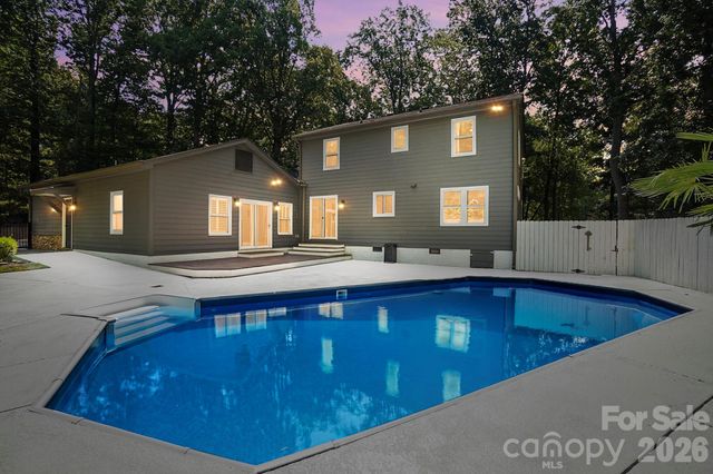 432 Raintree Drive, Matthews, NC 28104