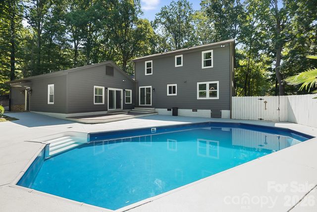 432 Raintree Drive, Matthews, NC 28104