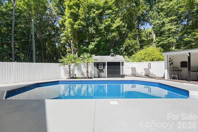 432 Raintree Drive, Matthews, NC 28104