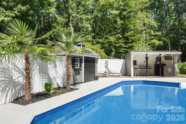 432 Raintree Drive, Matthews, NC 28104