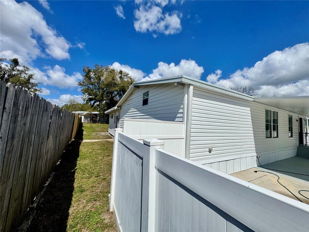 Image 37 of property listing at 4822 ROLLING MEADOW DRIVE, Lakeland, FL 33810