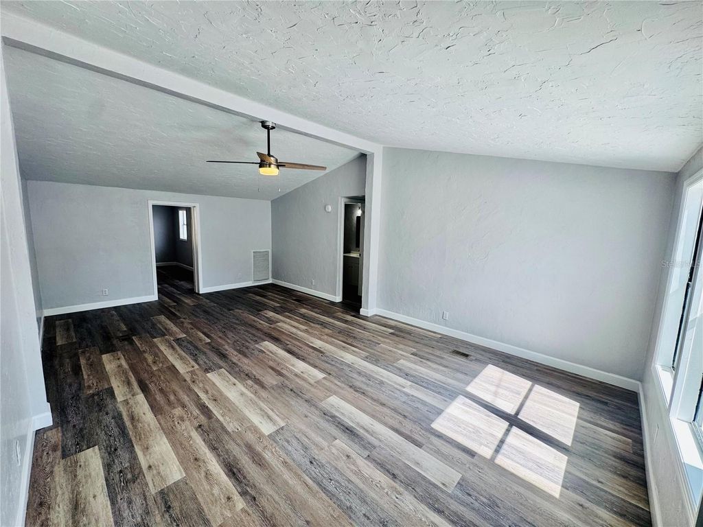 Image 6 of property listing at 4822 ROLLING MEADOW DRIVE, Lakeland, FL 33810