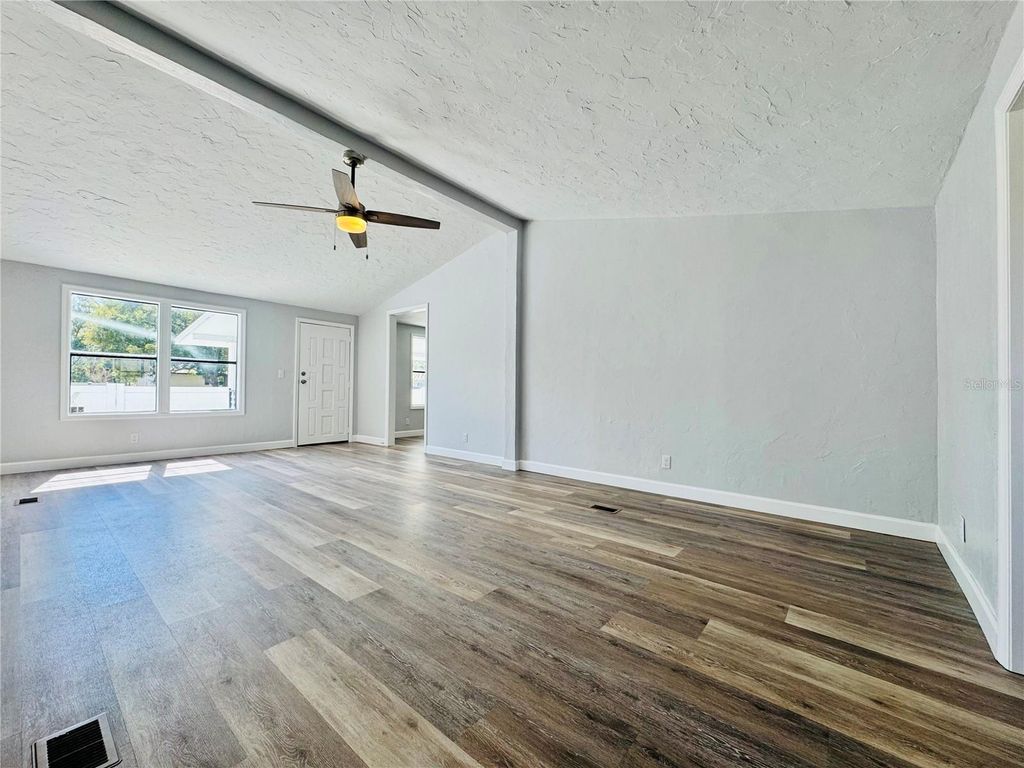 Image 7 of property listing at 4822 ROLLING MEADOW DRIVE, Lakeland, FL 33810