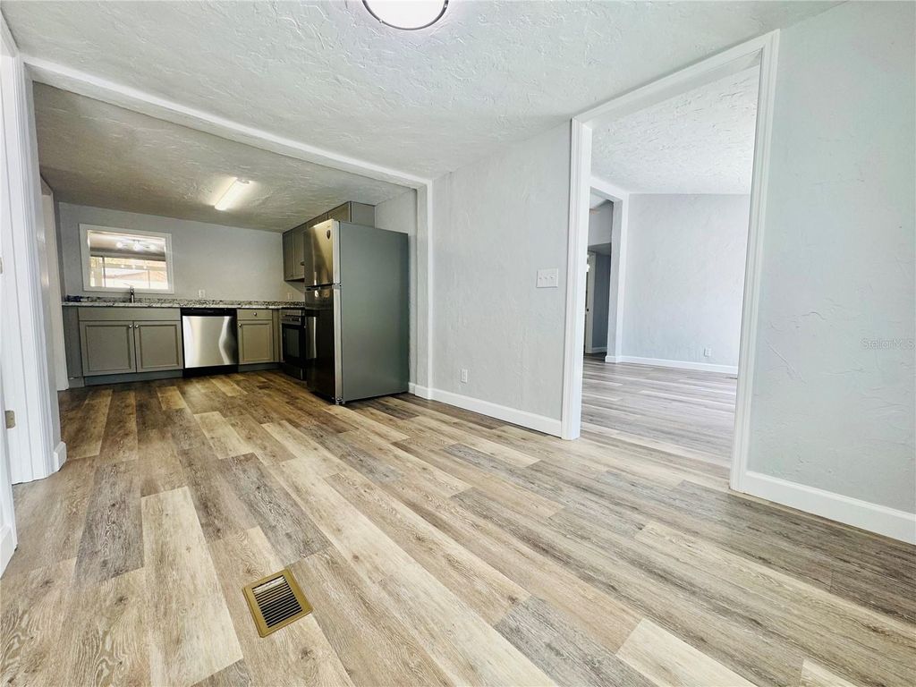 Image 8 of property listing at 4822 ROLLING MEADOW DRIVE, Lakeland, FL 33810