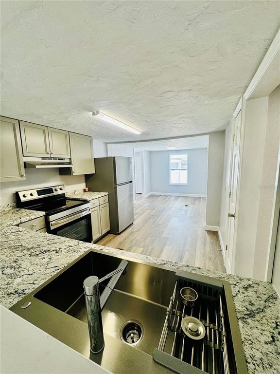 Image 10 of property listing at 4822 ROLLING MEADOW DRIVE, Lakeland, FL 33810