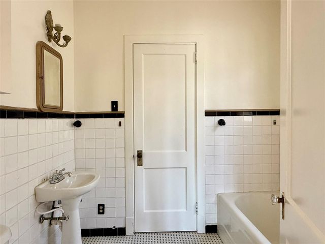 101 S Brewer Street, Navasota, TX 77868