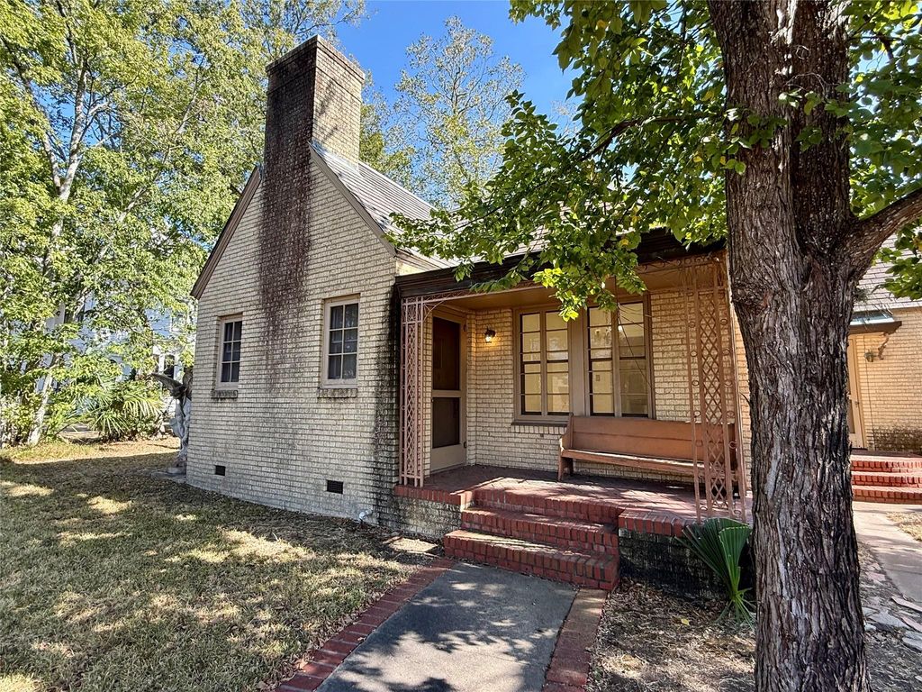 101 S Brewer Street, Navasota, TX 77868