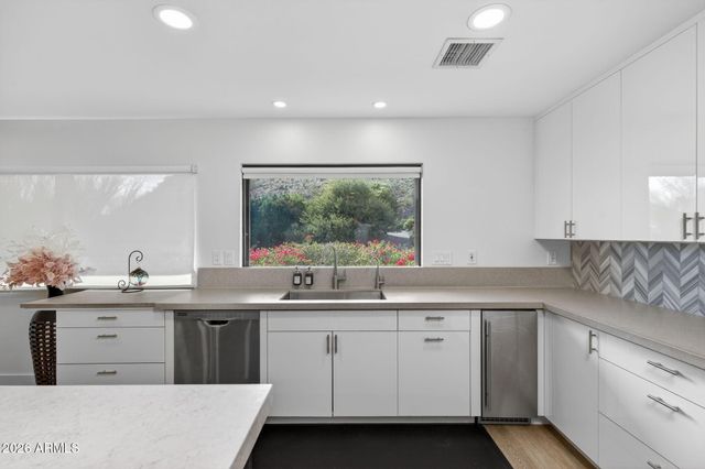 3500 E LINCOLN Drive 22, Phoenix, AZ 85018