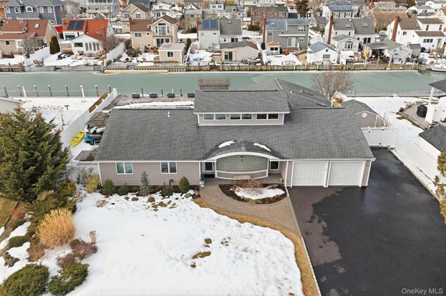 21 Shore Drive W, Copiague, NY 11726