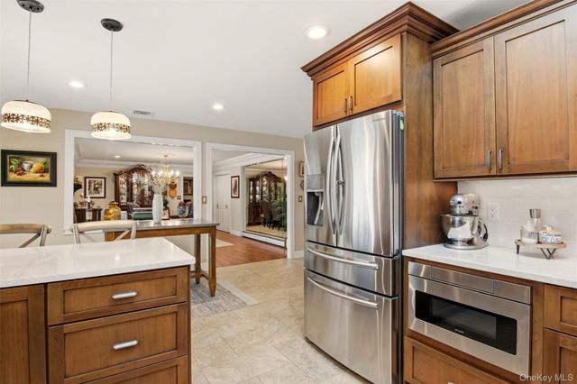 21 Shore Drive W, Copiague, NY 11726