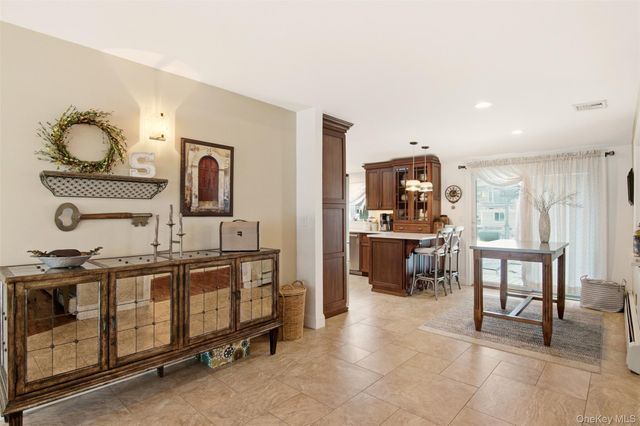 21 Shore Drive W, Copiague, NY 11726