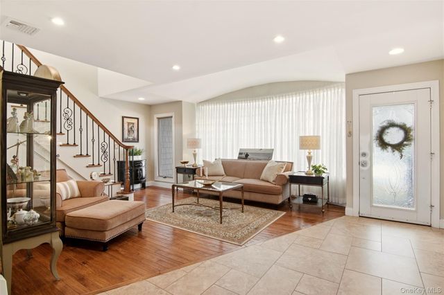 21 Shore Drive W, Copiague, NY 11726