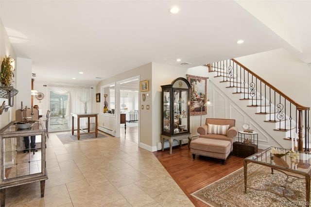 21 Shore Drive W, Copiague, NY 11726